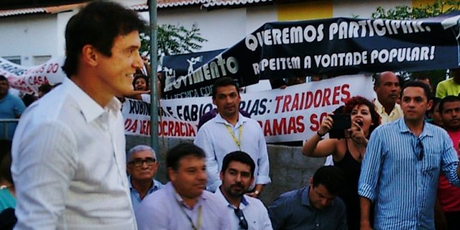 Governador foi recebido aos gritos de traidor e golpista Foto: www.assu.com.br