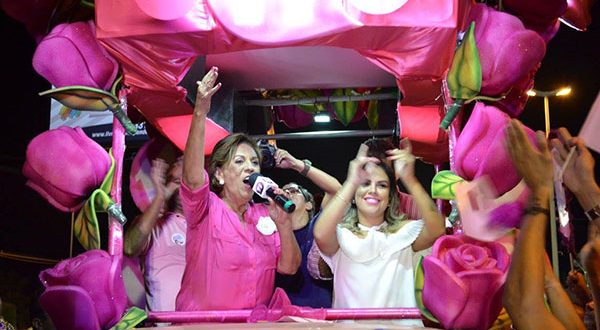 Rosalba deve descer o Alto de São Manoel junto com a vice-prefeita, Nayara Gadelha (PP) nesta noite (Foto: Luciano Lellys).