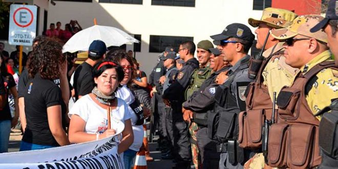 Polícia se manteve atenta a ação de manifestantes durante todo o dia Foto: Luciano Lellys