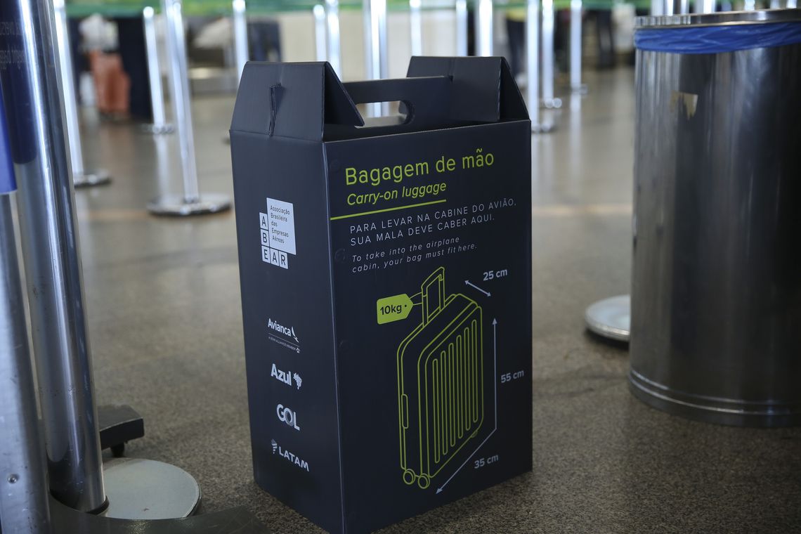 Fotos no Aeroporto de Brasilia Sobre Fiscalização de Bagagem.