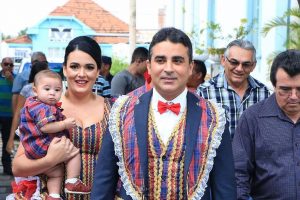 Prefeito em traje de Rodolfo Fernandes