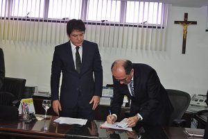 O termo de cooperação assinado hoje pelo presidente do TJRN, desembargador Claudio Santos, e o governador Robinson Faria