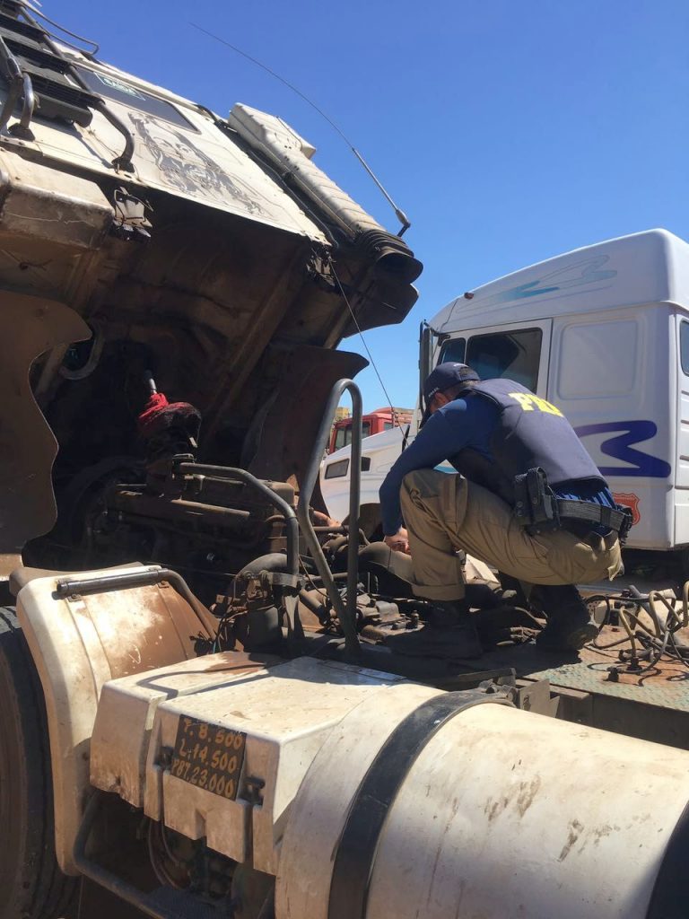 Carreta estava com placas clonadas e pneus em péssimo estado (foto: divulgação PRF).