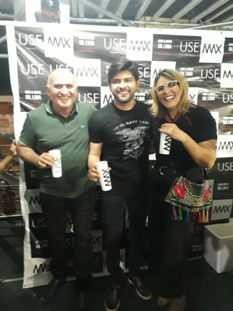 O Casal Passifal e Marillac Alves receberam o cantor Pedrinho Pegação no camarote Max Modas. 
