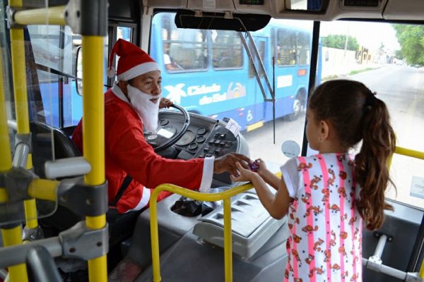 Motorista Francisco Kleder entrega doces à criança