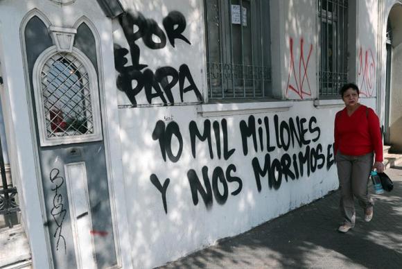 Santiago – Os muros da Igreja Cristo Pobre foram pichados com mensagens contra a visita do papa Francisco. Foto: Mario Ruiz