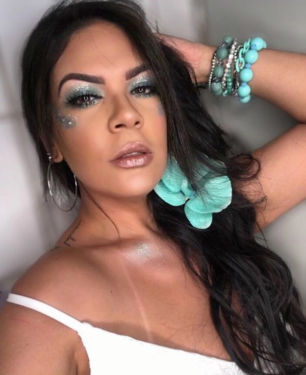 A maquiadora Ester Louise de Pau dos Ferros/RN com uma proposta de make com glitter, linda para esse carnaval, com a cor azul que também é super tendência.
