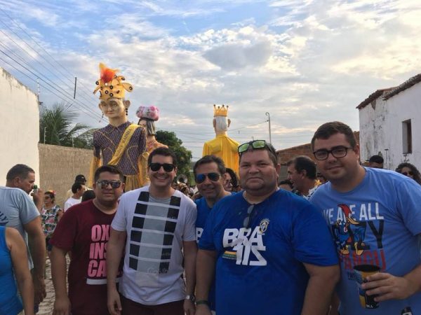 O Prefeito da cidade de Apodi, Alan Silveira, com seus amigos curtindo o carnaval, na foto aparece os bonecos gigantes que já são tradição no carnaval da cidade.
