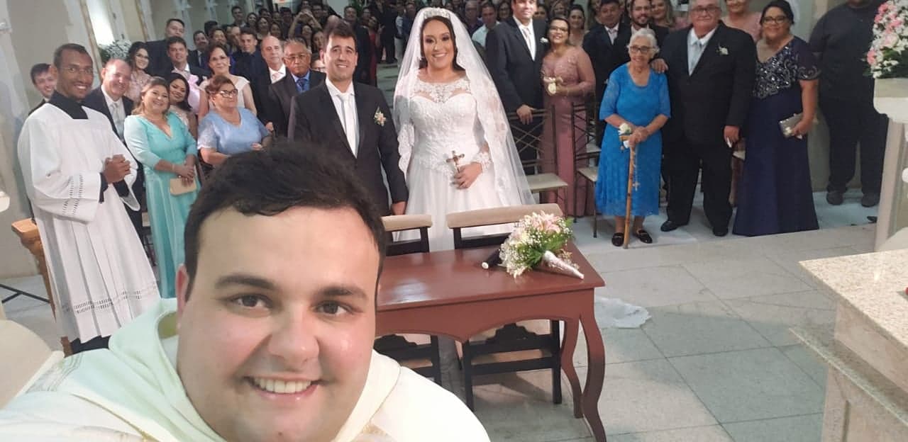 Momento Selfie após a cerimonia, tirada pelo Padre Demétrio Junior, com os noivos familiares e padrinhos. Amamos!