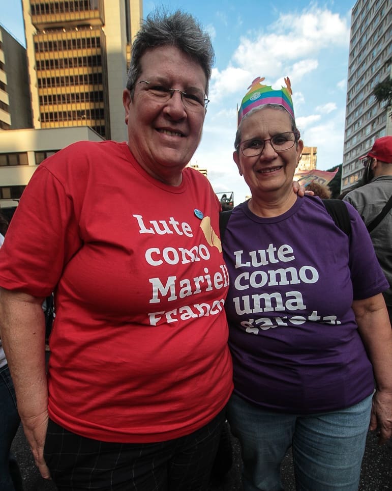 Ana Oliveira e sua esposa, Carmen Almeida, durante a XVII Caminhada de Mulheres Lésbicas e Bissexuais de São Paulo | Foto: Elaine Campos