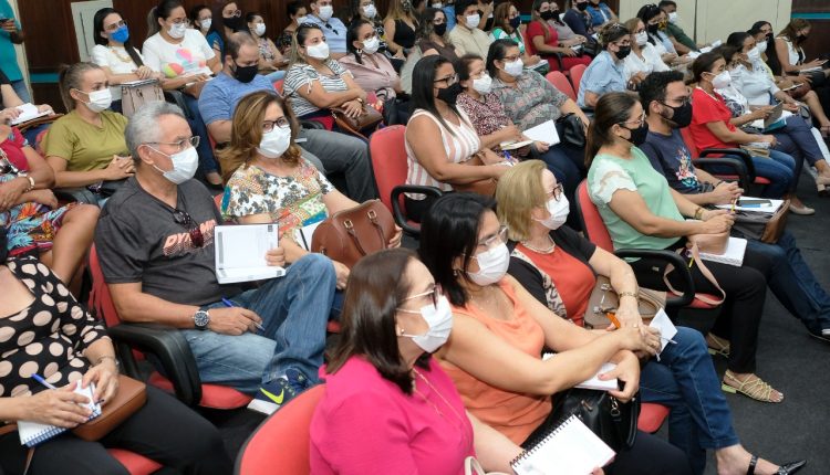 Participaram da reunião diretores e supervisores, que receberam orientações quanto ao processo de retomada das aulas presenciais. Foto PMM