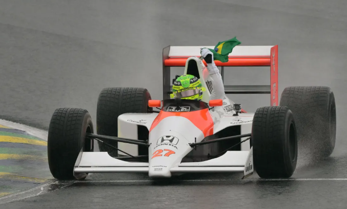Hamilton pilota McLaren histórica de Senna e levanta bandeira do Brasil
