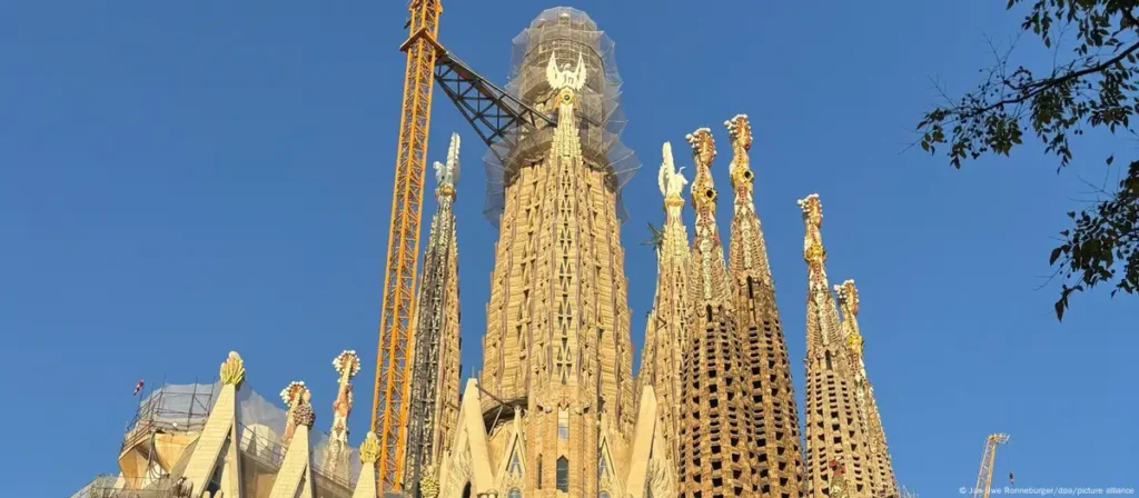 Sagrada Família se torna igreja mais alta do mundo