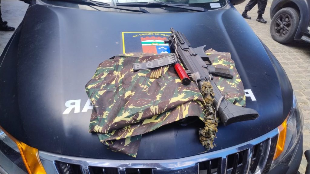 Polícia Militar apreende submetralhadora, munições e roupas camufladas em Natal