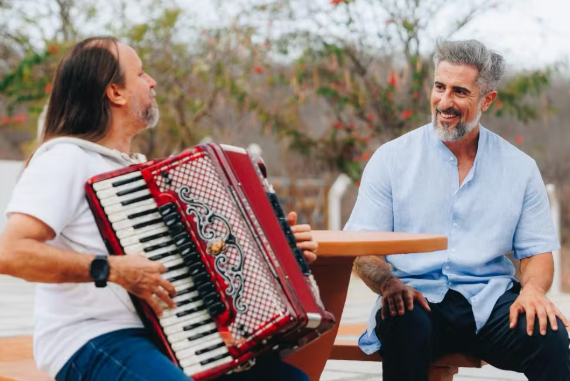 Marcos Mion conhece Cidade do Forró, de Dorgival Dantas, em Olho D’Água do Borges