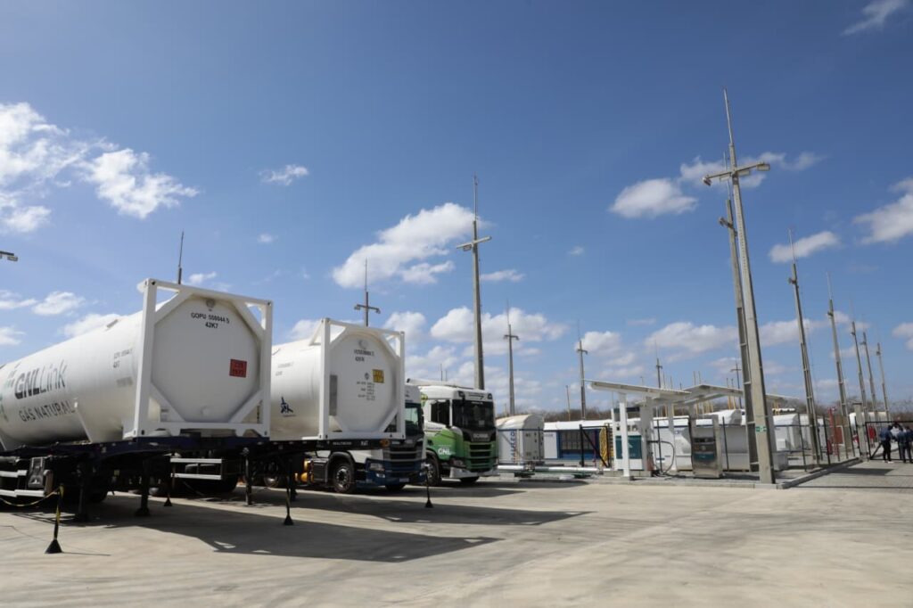 Governadora visita unidade de liquefação e compressão de gás em Assú