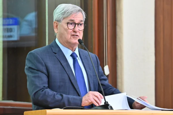 Tomba: “Ou Allyson solta a mão de Zenaide, ou fica sem a mão dos outros”