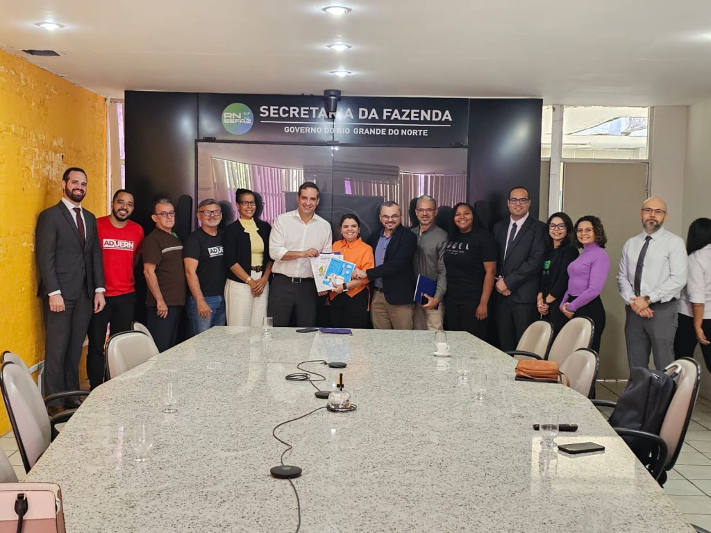 Uern, DCE, Aduern e Sintauern entregam proposta de repactuação da autonomia financeira ao Governo do Estado