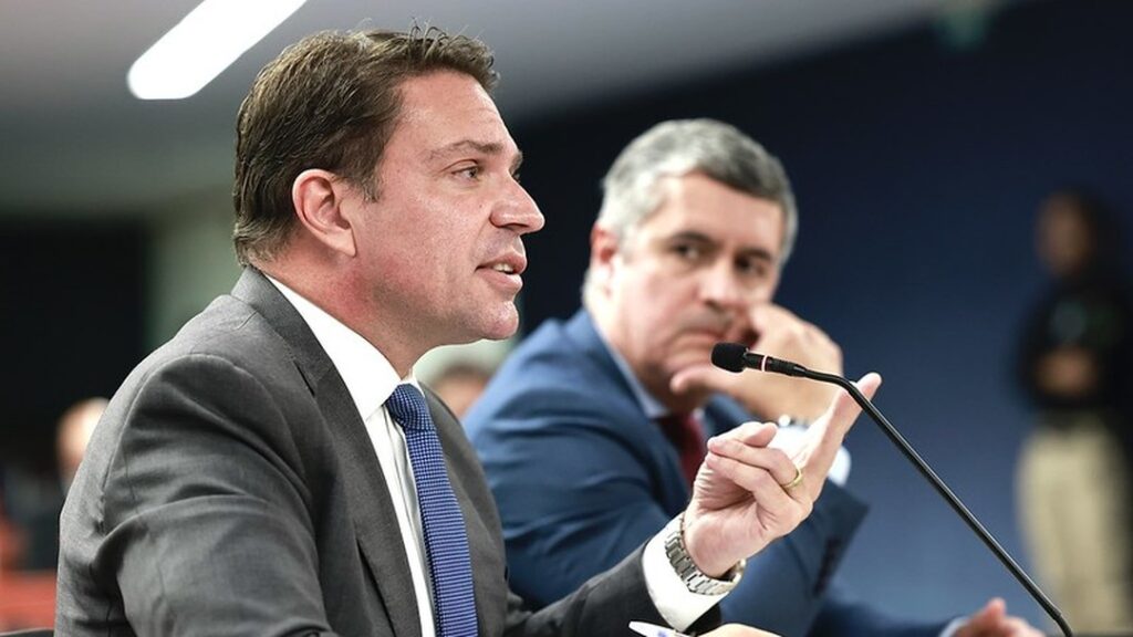 Câmara bloqueia salário de deputado Alexandre Ramagem, foragido nos Estados Unidos