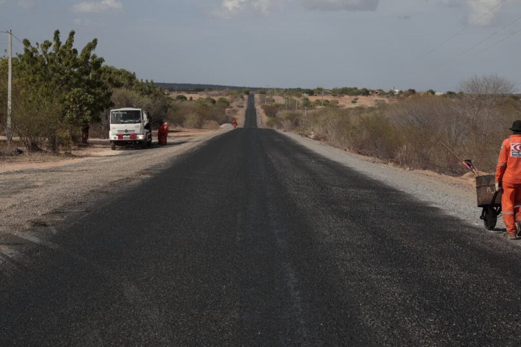 Obras de recuperação da RN 117, entre Governador Dix-sept Rosado e Caraúbas, ultrapassam 20% de execução