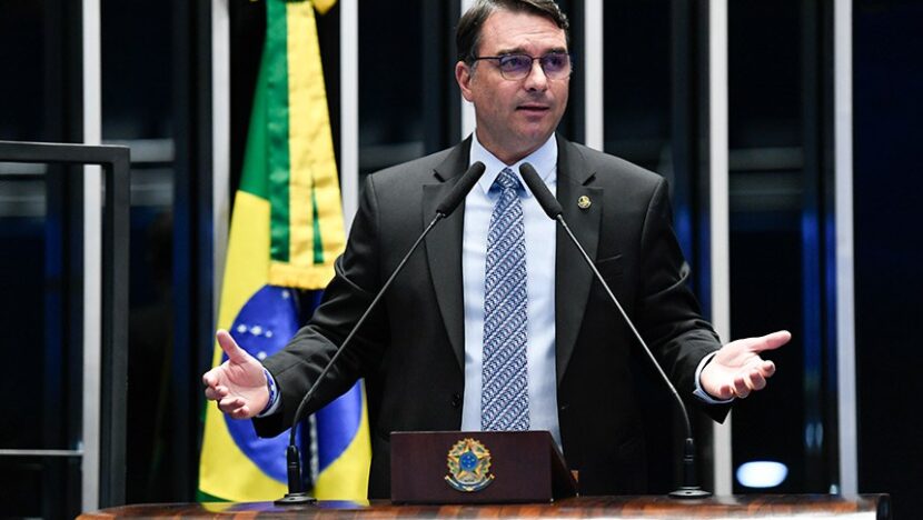 Flávio Bolsonaro busca apoio do Centrão e negocia presença de dirigentes em encontro