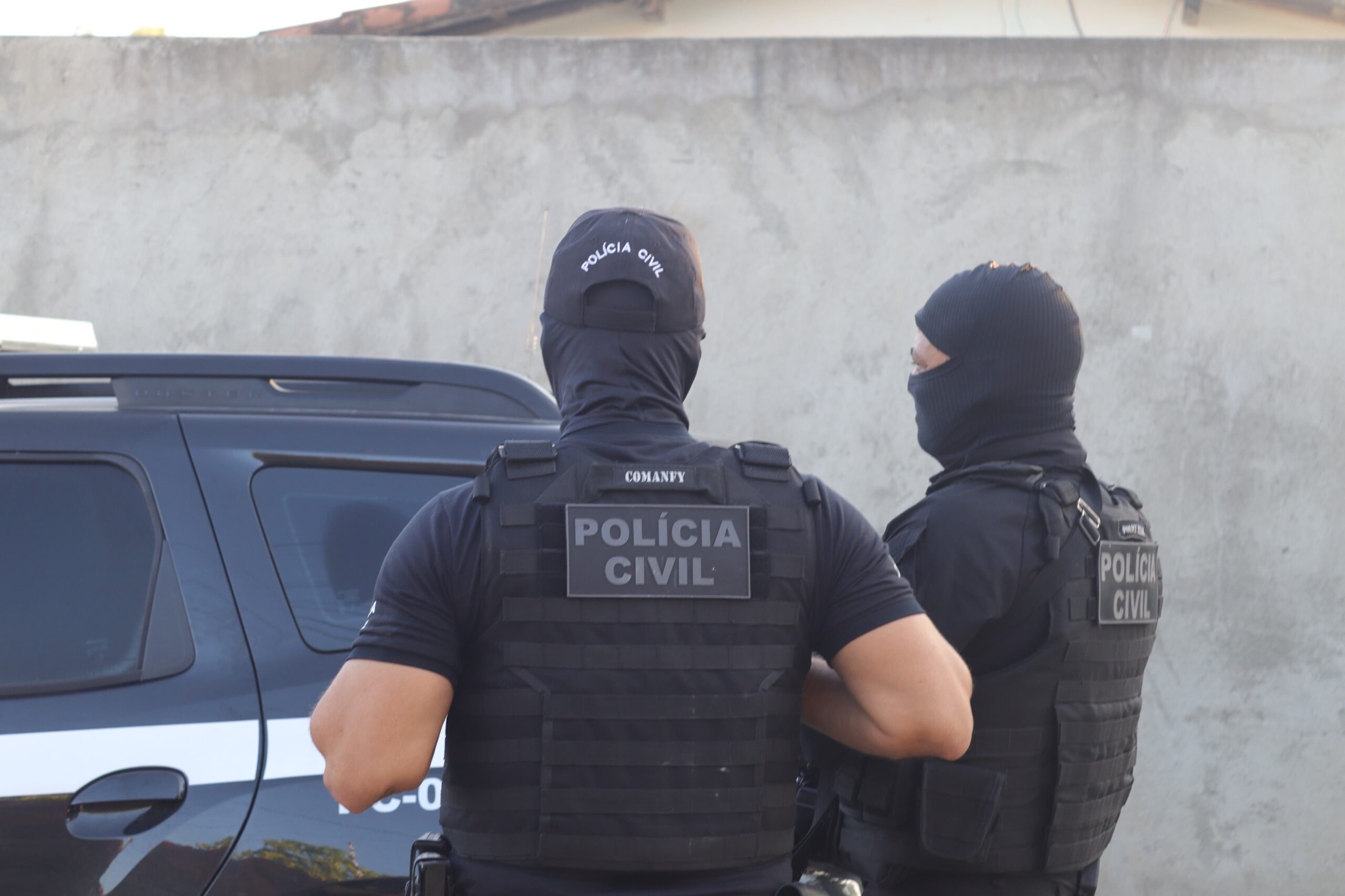 Polícia Civil prende homem suspeito por roubo e corrupção de menores em Parnamirim